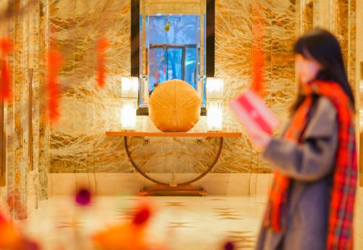 더 세인트 레지스 청두의 우아한 객실과 욕실