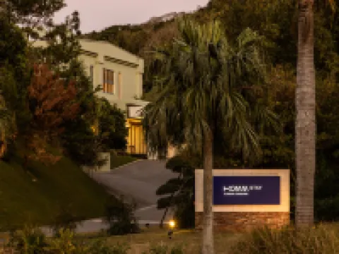 沖繩弦月鴻居舍酒店 鄰近恩納站 NAKAYUKUI 市場的酒店