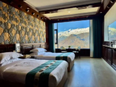 Laigu Glacier Gaozan Yangqiecang Retreat Homestay