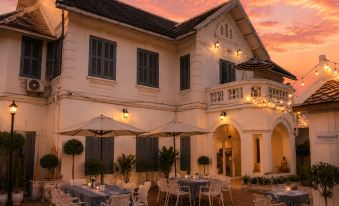 MONSANE VILLA (Centrally located, opposite the night market)