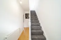 4BR 3BA Wigan Home | Long Stays Welcome - ที่มีที่จอดรถ