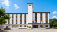 Yunshang Four Seasons Hotel (Longtan Park in Qujing City Center) Отели в г. Цюйцзин