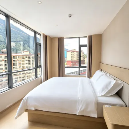 Lingfengju Hotel (Bome Zongheng Style Street)