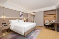Lavande Hotel (Guiyang North High-speed Railway Station Maotai International Center) - parking