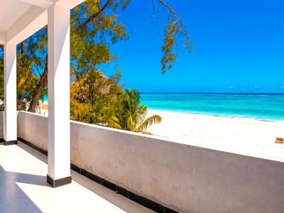Uroa Beachfront 2BR • Balcony • Free Wi-Fi