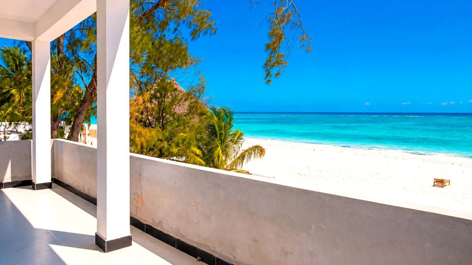 Uroa Beachfront 2BR • Balcony • Free Wi-Fi