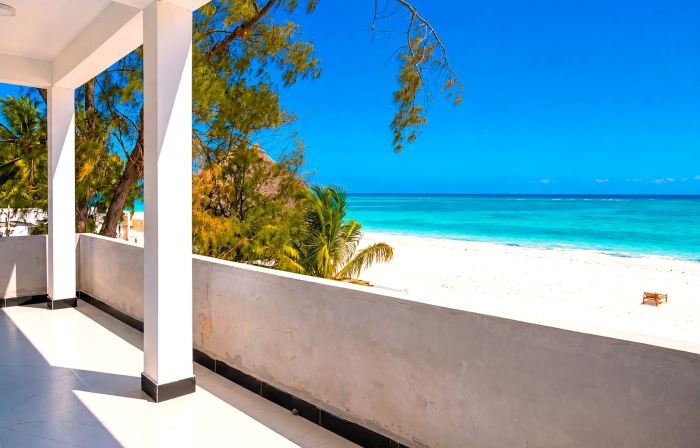 Uroa Beachfront 2BR • Balcony • Free Wi-Fi