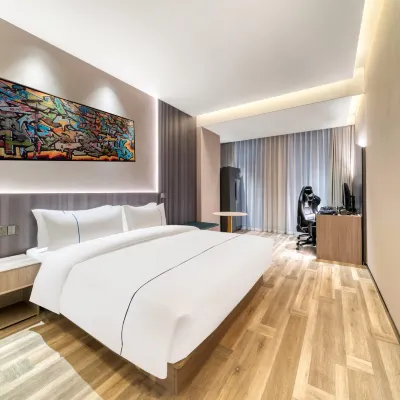 ReMAX Hot Mai E-sports Hotel (Zhenhai Government Yintai Branch) Hotels near Zhenhai District