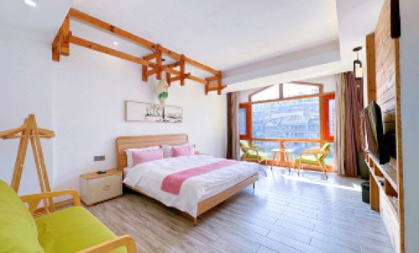 Hu'er Caowu Riverview Guesthouse