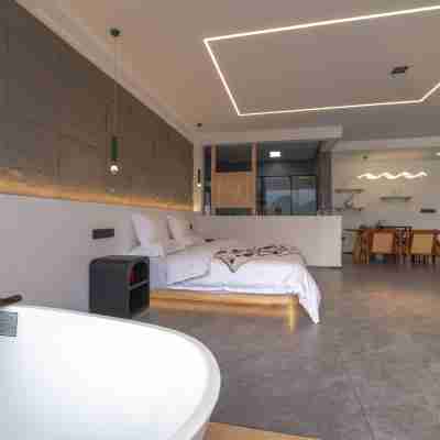 Yiling Lake Moon Boutique Hotel Rooms