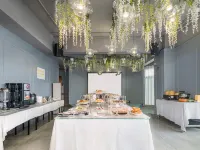 Jinjiang Metropolo Hotel (Yining Development Zone Hanma Building)