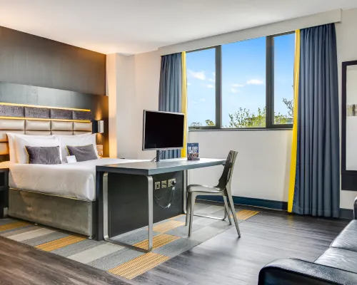 Roomzzz Nottingham City Hotels near Highfields Park