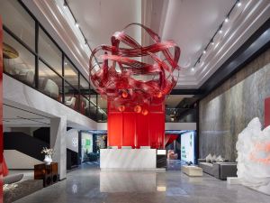 Huacheng Light Luxury Art Hotel (Guanshan Lake Park Store)