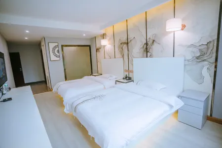Zhenxiong Phoenix Business Hotel