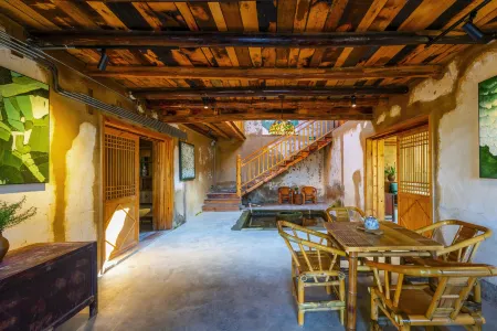 Saying Good-bye to Cambridge Again Отели в г. Шичжу-Туцзяский автономный уезд