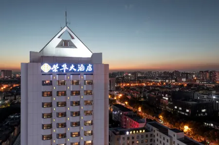 Linyi Ronghua Hotel (People's Square Railway Station) Отели рядом с достопримечательностью «Linyi Radio and Television Tower»