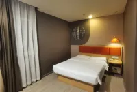 Yijia Hotel (Xinyi Railway Station Nanjing Road)