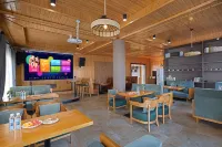 Yinji Luhua Resort (Qimenwan Wetland Park) Hotels in Yuhuan