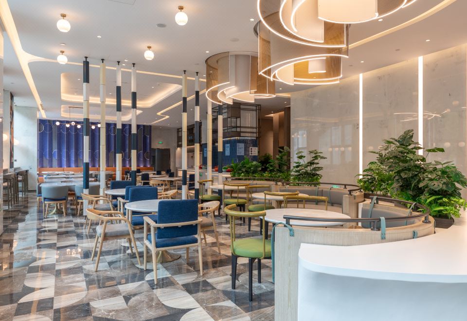 3. 홀리데이 인 익..