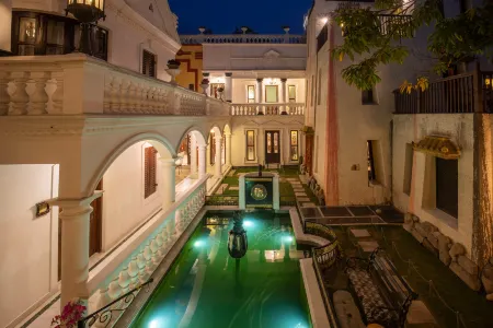 Baber Mahal Vilas - the Heritage Hotel Отели рядом с достопримечательностью «City Motorbike»