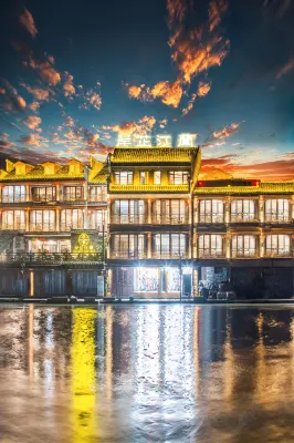 岸芷汀蘭庭院江景民宿（鳳凰古城沱江店） 鳳凰國家級風景名勝區附近的飯店