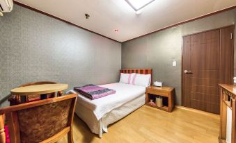 Yeongdeungpo Market Max Motel