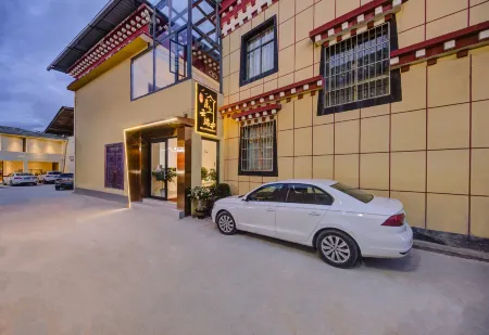 Shangri-La Moon Above the Clouds Homestay (Dukezong Ancient City Dafu Temple Prayer Wheel)