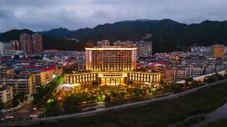 Luanchuan Mountain Heyou Hotel Отели рядом с достопримечательностью «Ji Guan Cave»
