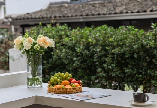 T innn · West Lake 외관