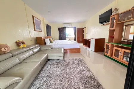 Lan Bua Resort Отели рядом с достопримечательностью «Wat Pradu Riang School»