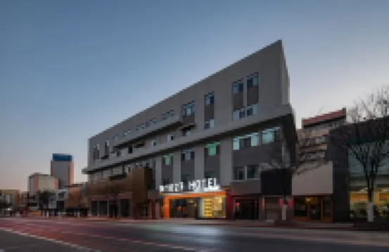 1027 Design Hotel (Jinan Quancheng Plaza Baotu Spring) Hotels near Spring City Square