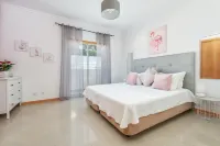 BnB Homes White Rose Garden Apartment with 2 Terraces & 2 Swimming Pools