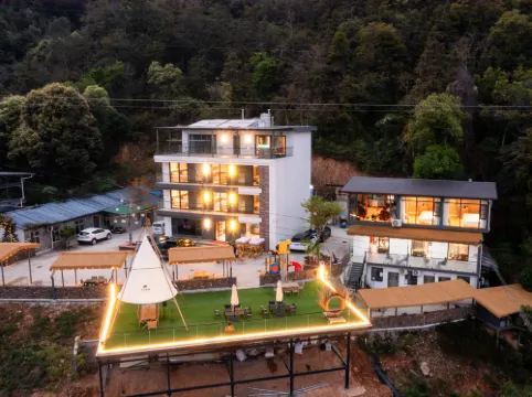 Half-Mountain Listening to the Rain Homestay