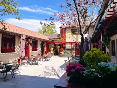 Jingshan Garden Hotel Hotels near Qin'an Palace