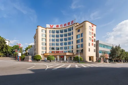 Vienna Hotel Dehong Longchuan Отели рядом с достопримечательностью «Longchuan Gymnasium»