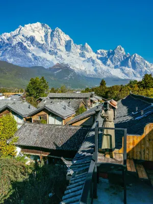 貝尊琳卡·日照金山｜拾光步雨·雪山全景飯店（白沙店） 拉市海附近的飯店