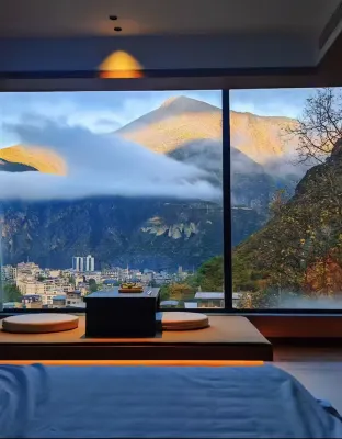 Bipenggou Yunman Redwood Hot Spring Hotel Hotels in Li County