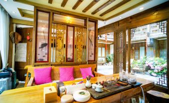 LIjiang Shiliushang Inn