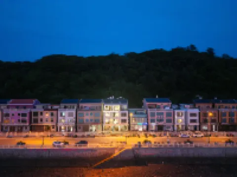 Floral Hotel·Dongtou Banxia villa (Wenzhou Jiucai Ao Beach Branch) Hotels near Xiandie Rock