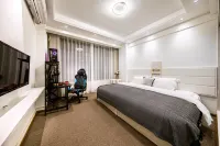Jingyue E-Sports Hotel (Dali Erhai Park Railway Station)
