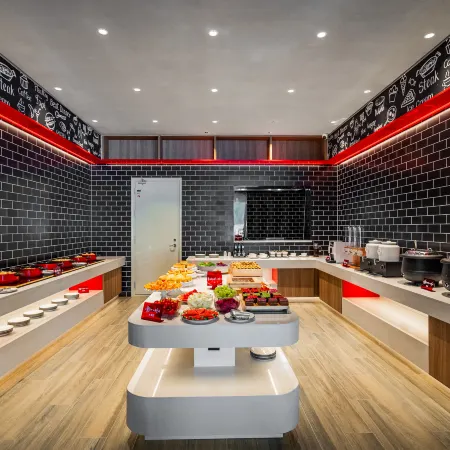 Ibis Hotel (Ge'ermu Bayi Middle Road Kunlun Square Branch)