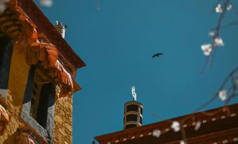 Yixin Moon Earthly HYGGE|Space Art Hotel (Dukezong Ancient City Prayer Wheel Store)