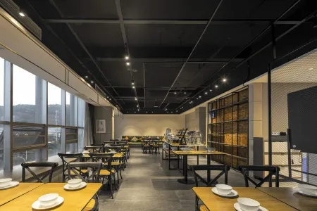 Molna Hotel Yibin Отели рядом с достопримечательностью «Chengdu College of Sichuan Foreign Studies University (Yibin Campus)»