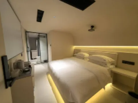 Yukai Linguang Suqi Hotel (Kunming Old Street Cuihu Park Branch) Hotels near Inscriptions on the Restored Local God Temple in Wacangzhuang