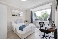 Stunning London 5 Bedroom 3 Bath House with Garden Near Hampstead Sleeps 10 - Виллы
