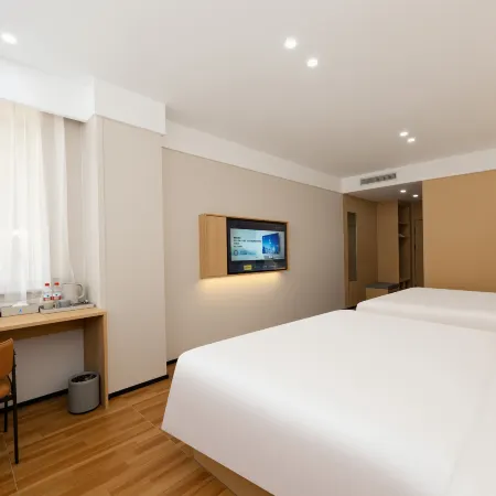Xinyibai Hotel (Dandong Railwany Station&Yalu River Broken Bridge)
