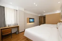 Xinyibai Hotel (Dandong Railwany Station&Yalu River Broken Bridge)