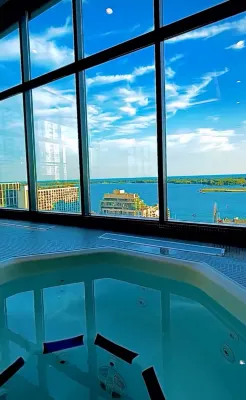 Toronto CityPlace Condo near Waterfront & CN Tower - Homestays