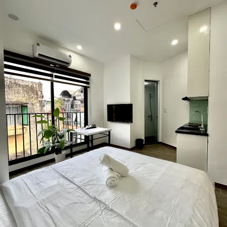 Hanoi IRIS Homestay - 34 Nguyen Hong Отели рядом с достопримечательностью «Перекресток Со»