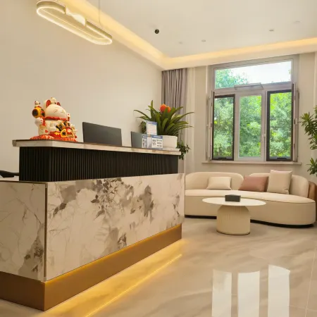 Qingrong Yueju Hotel (Yining Liuxing Street Scenic Area International Airport)